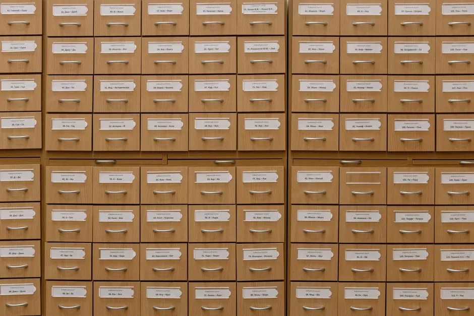 Gros plan sur des tiroirs de rangement en bois étiquetés, parfaits pour des concepts d'organisation.