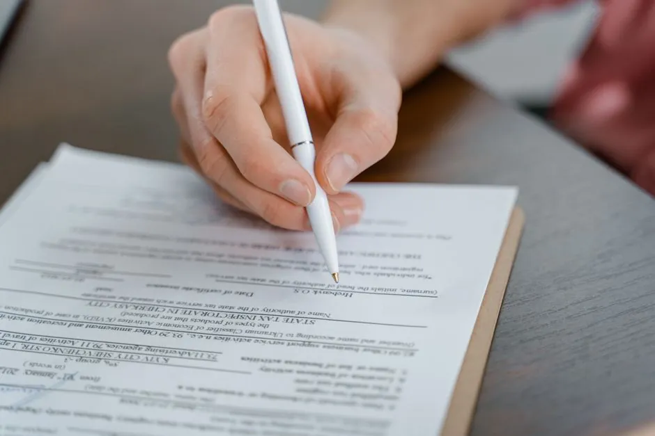Contrat d’assurance ouvert sur ses conditions générales, annoté en marge.