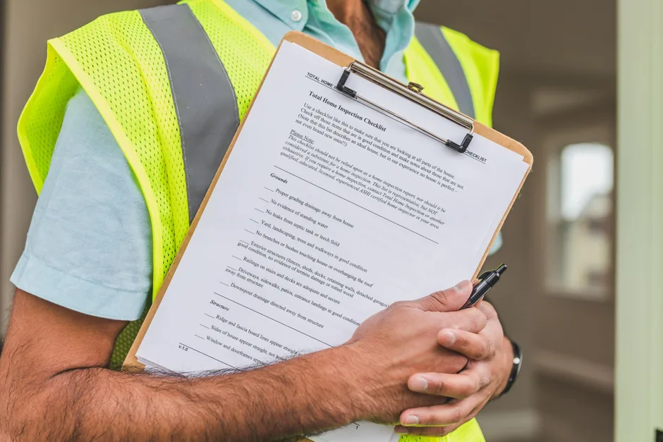 Relevé d'expertise d'un logement après un sinistre, grille de contrôle à la main.