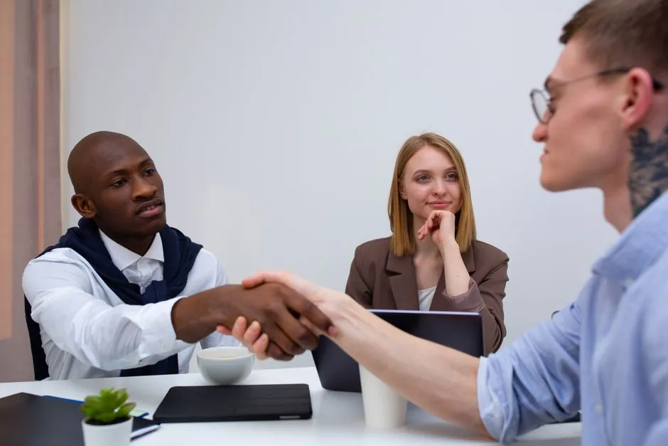 Courriers de lecteurs ouverts sur un bureau.